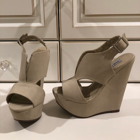 Steve Madden Tan Wedges. Brand New. - Picture 2 of 4